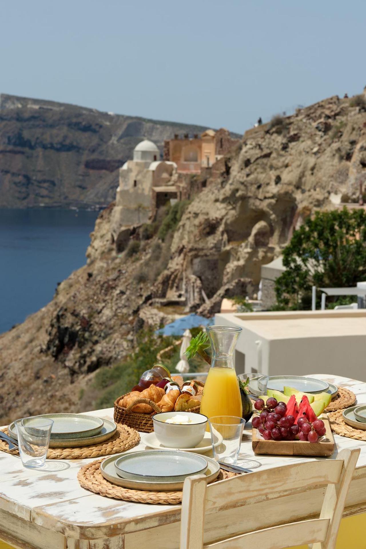 Ilivatos - Elegant Villa On The Caldera'S Edge Oia  Bagian luar foto