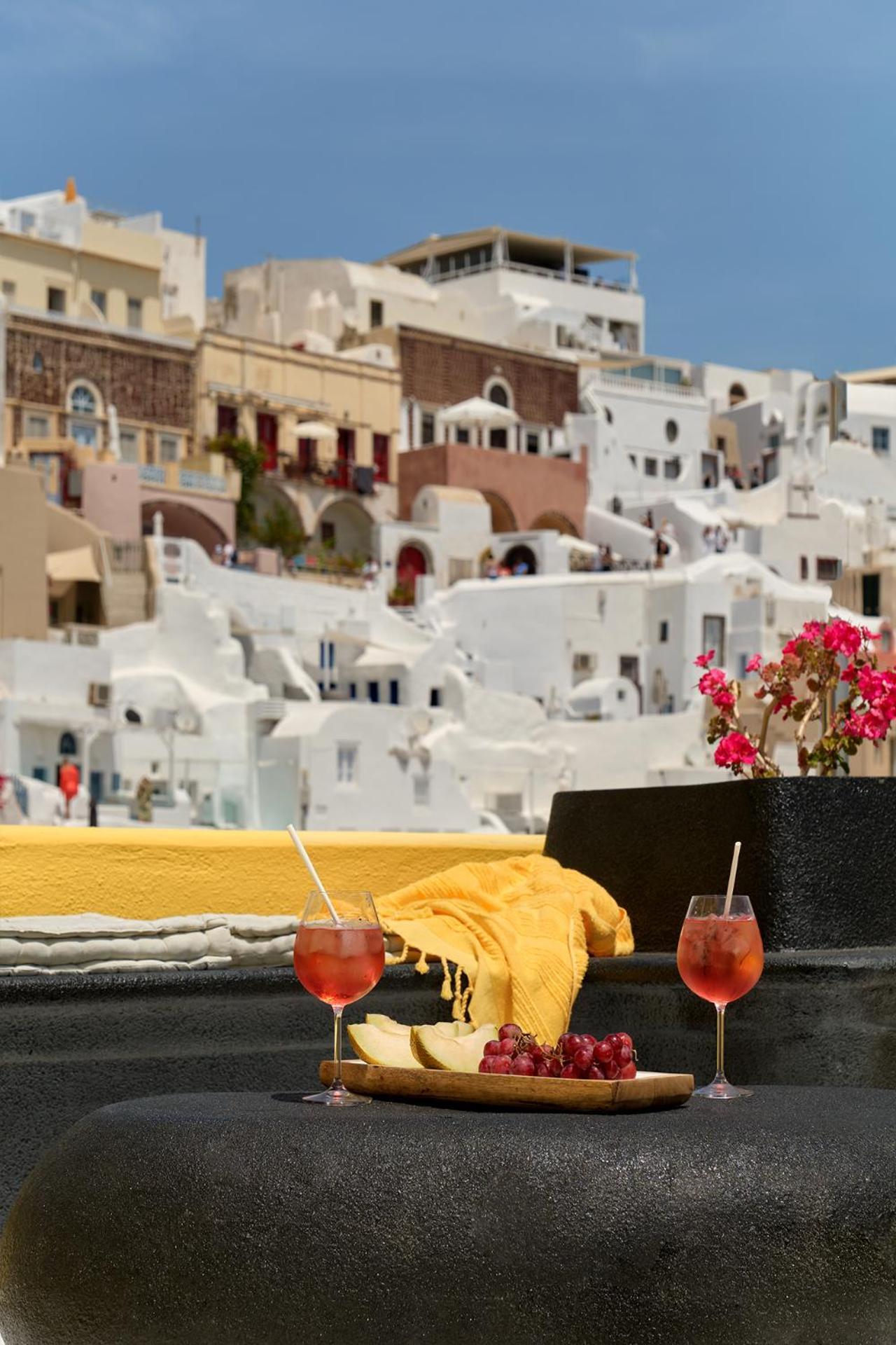 Ilivatos - Elegant Villa On The Caldera'S Edge Oia  Bagian luar foto
