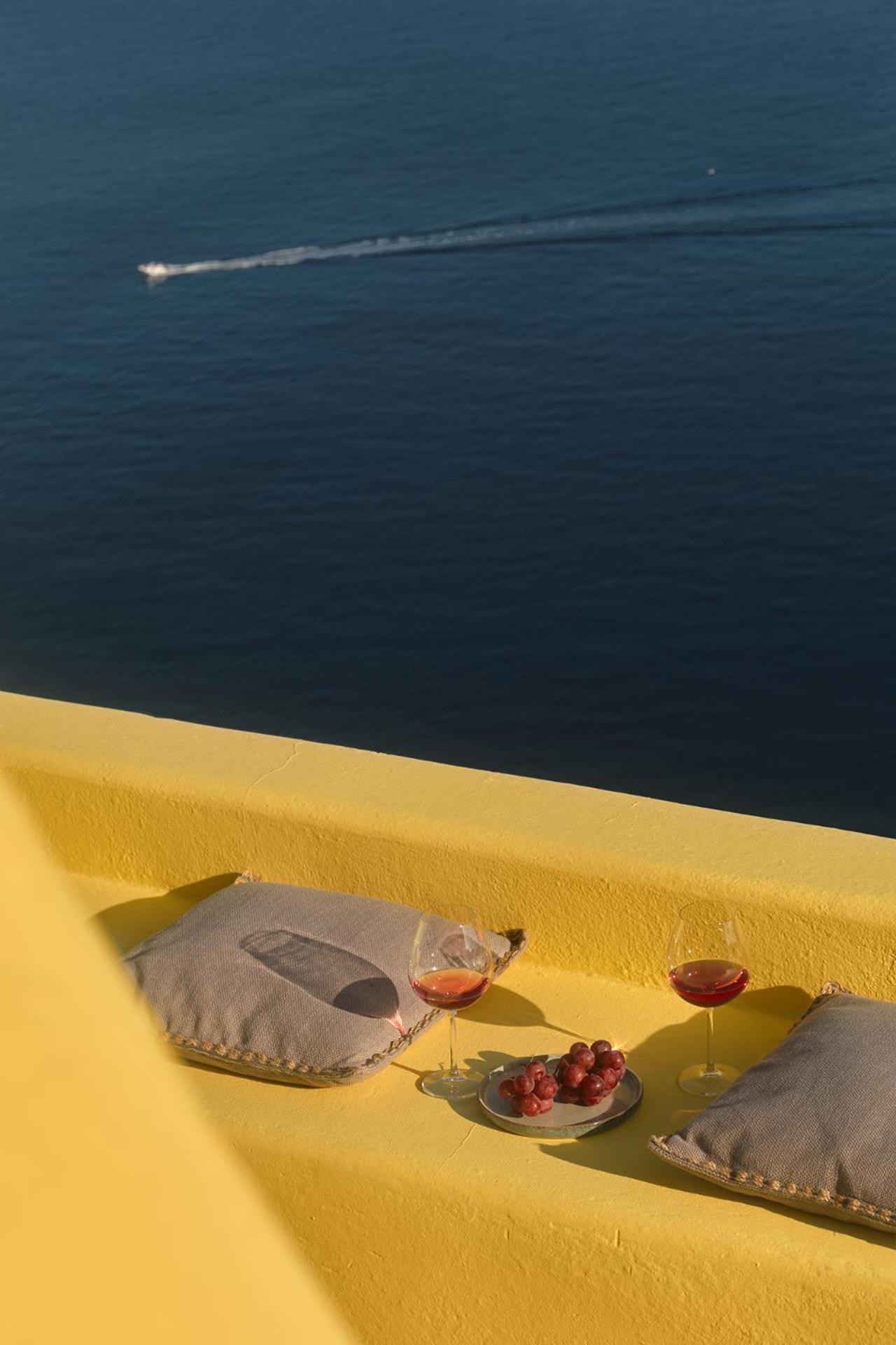 Ilivatos - Elegant Villa On The Caldera'S Edge Oia  Bagian luar foto